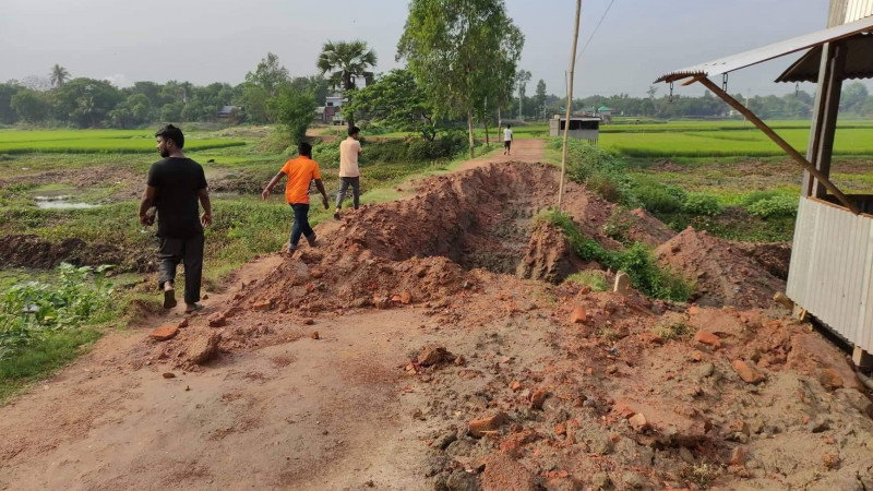 ধামরাইয়ে সড়কের মাটি লুটের অভিযোগ