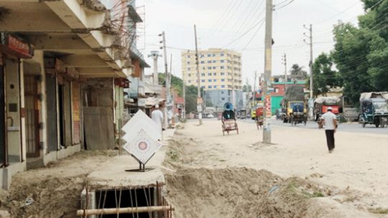 ৫ বছরেও শেষ হয়নি ৪ কিলোমিটার সড়কের কাজ