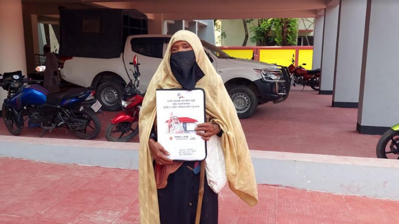 প্রধানমন্ত্রীর উপহারের ঘর পেয়ে তজুমদ্দিনের ভিক্ষুক জহুরা