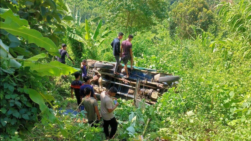 সাজেকে চাঁদের গাড়ী খাদে পড়ে এক পর্যটক নিহত, আহত-৬