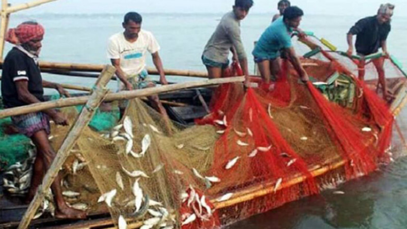 ৬৫ দিন সাগরে মাছ ধরা নিষেধ