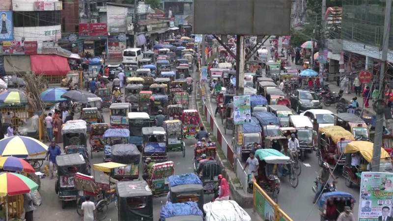 মহাসড়কে অবাধে চলছে ব্যাটারিচালিত রিকশা