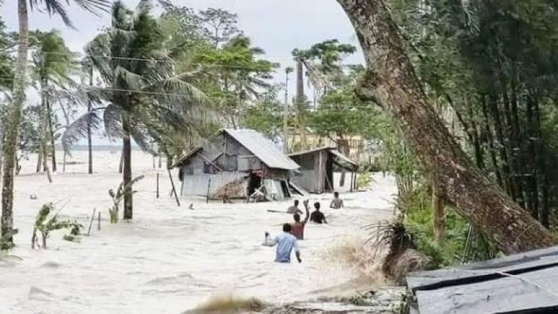 জোয়ারে ফুঁসে উঠছে মেঘনা