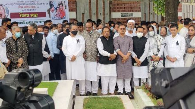 আইভী রহমানের কবরে ফুলেল শ্রদ্ধা
