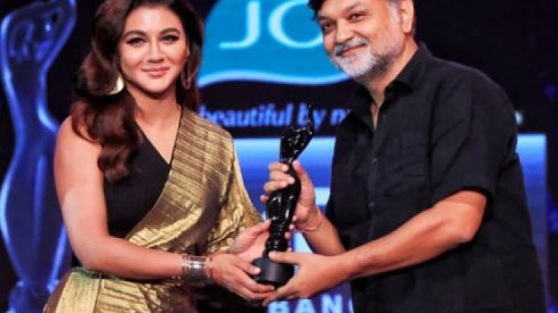 ফিল্মফেয়ারে হ্যাট্রিক জয়া আহসানের