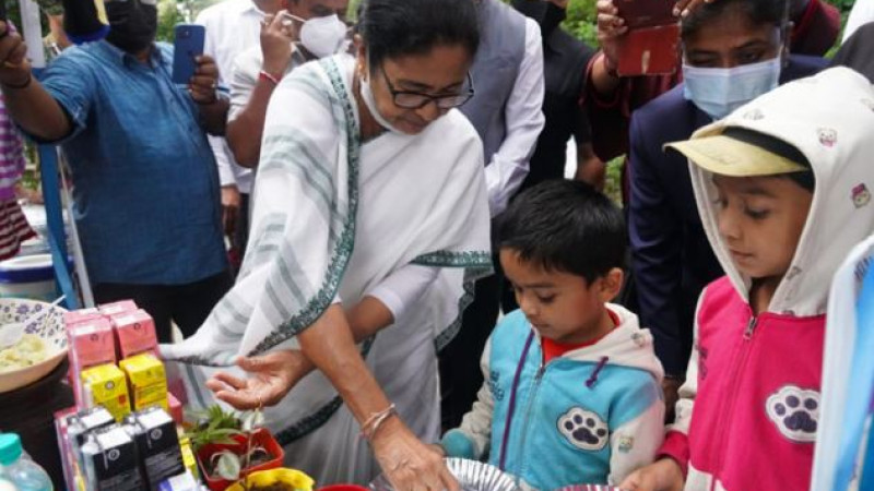 নিজ হাতে বাংলাদেশিকে ফুচকা বানিয়ে খাওয়ালেন মমতা