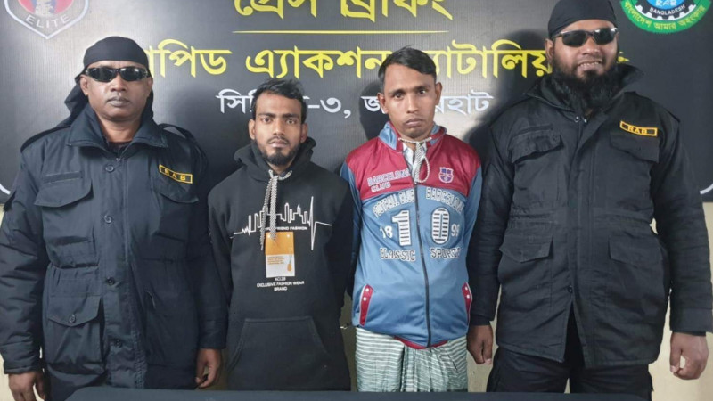 নওগাঁয় র‍্যাবের অভিযানে ১১০ লিটার মদ সহ মাদক কারবারি আটক