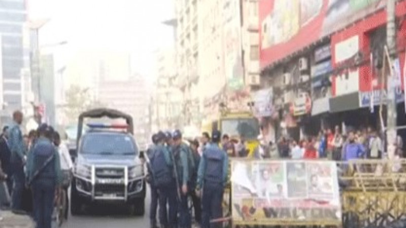 থমথমে নয়াপল্টন, মানুষ প্রবেশে কড়াকড়ি