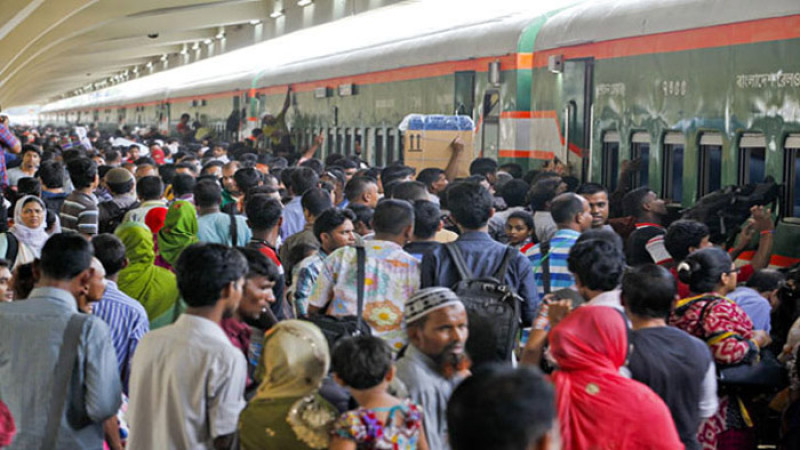 নাড়ির টানে বাড়িফেরা: কমলাপুরে উপচেপড়া ভিড়