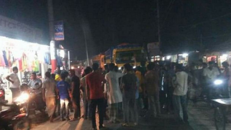 ডাকাতি ও ছিনতাইয়ের প্রতিবাদে মধ্যরাতে মহাসড়ক অবরোধ