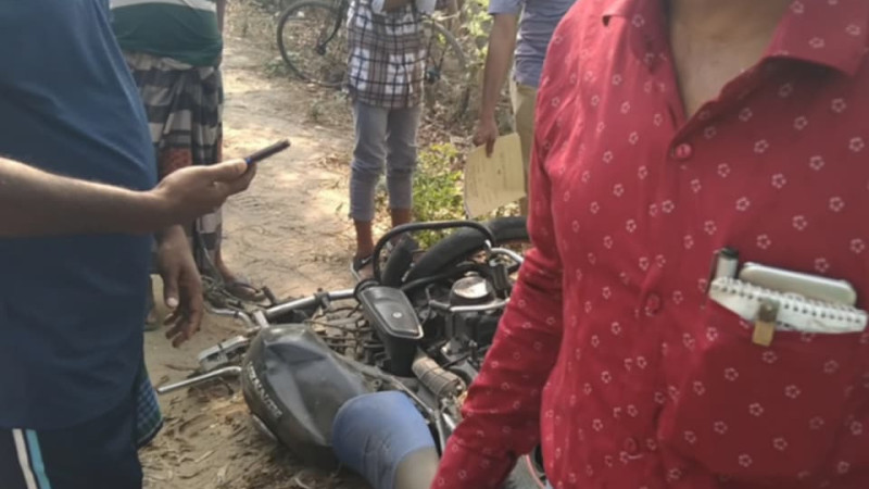 নওগাঁয় ঈদের দিন সড়কে ঝরলো এক বন্ধুর প্রাণ, ৪ বন্ধু হাসপাতালে