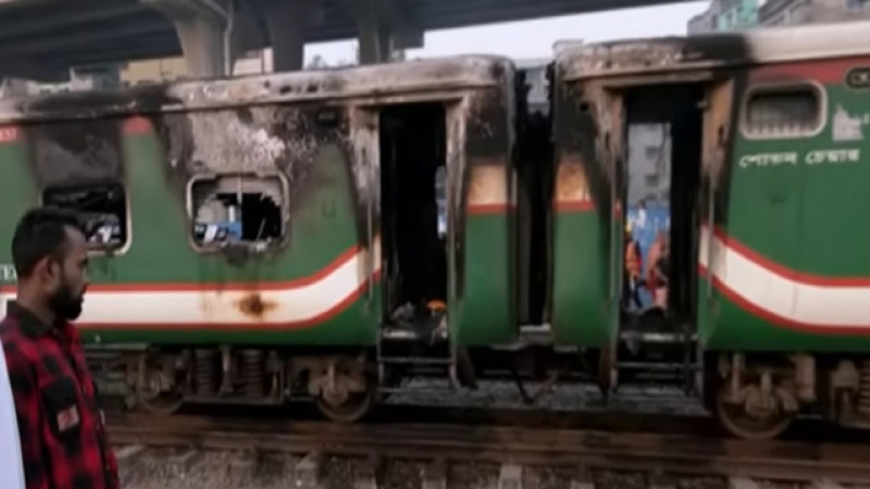 তেজগাঁওয়ে ট্রেনে আগুন, মা-শিশুসহ নিহত ৪
