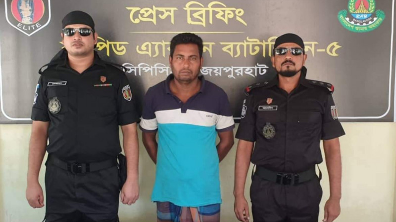 র‌্যাবের পৃথক অভিযানে হত্যা মামলার আসামী সহ দু' জন আটক