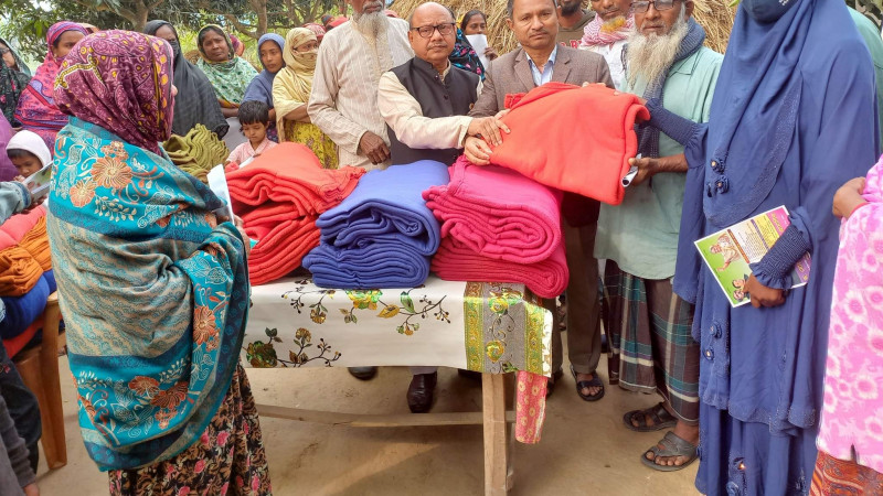 রাণীনগরে দুই আশ্রয়ন প্রকল্পের বাসিন্দাদের মাঝে শীতের কম্বল বিতরণ