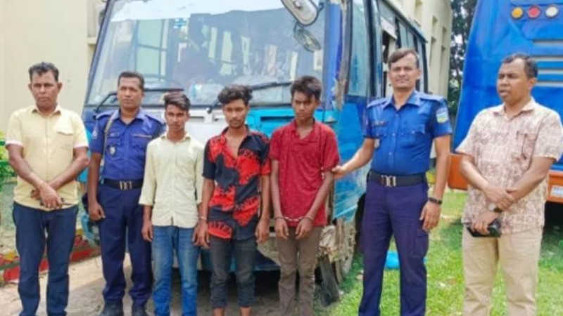 চলন্ত বাসের ভেতর ধর্ষণ চেষ্টা, ৩ জন আটক