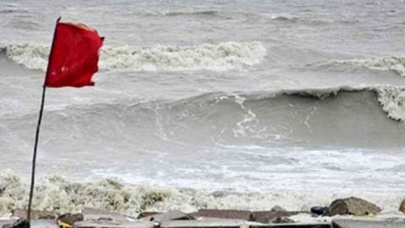 বন্দরে তিন নম্বর সতর্কতা সংকেত