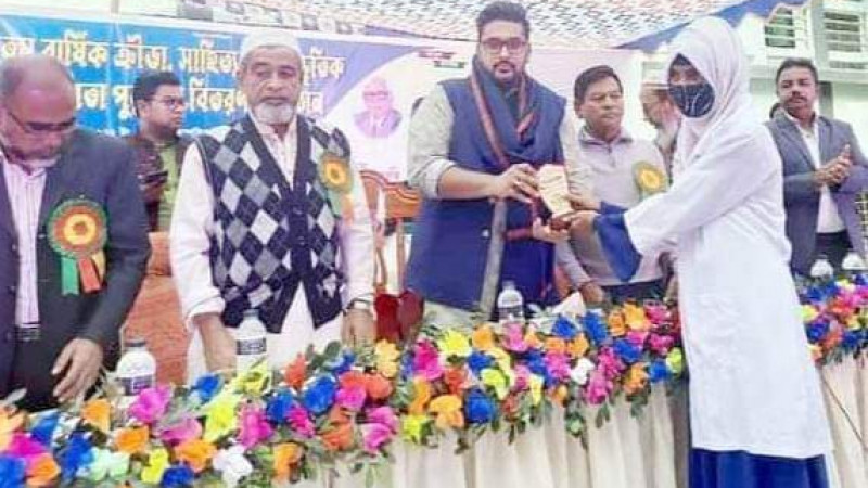 নওগাঁয় রাজা হরনাথ উচ্চ বিদ্যালয়ে বিজয়ীদের মাঝে পুরষ্কার বিতরন