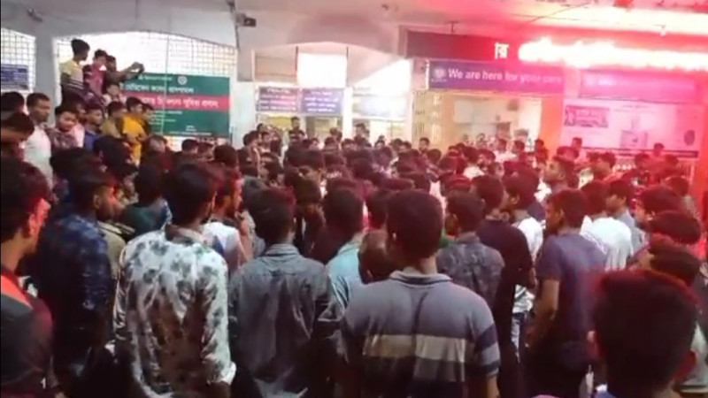 রাবির হলের 'বারান্দা' থেকে নিচে পড়ে  শিক্ষার্থীর মৃত্যু