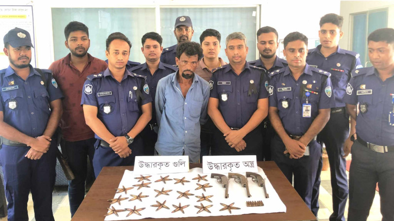 কক্সবাজারের দূর্ধর্ষ অস্ত্র ববসায়িকে আটক করলো পুলিশ