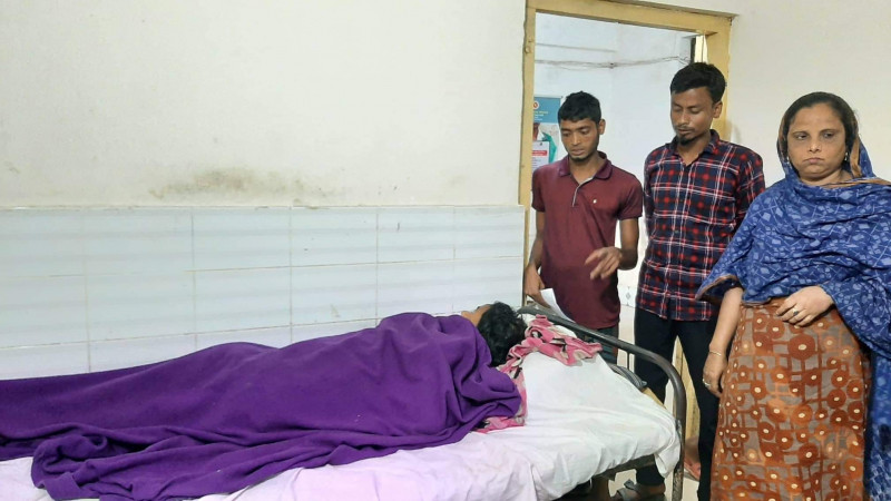 হাসপাতালের বিছানায় কাতরাচ্ছে মা ছেলে