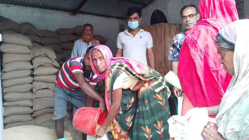 ইটনায় ওএমএস এর মাধ্যমে ৩০ টাকা কেজি চাল বিক্রি চলছে