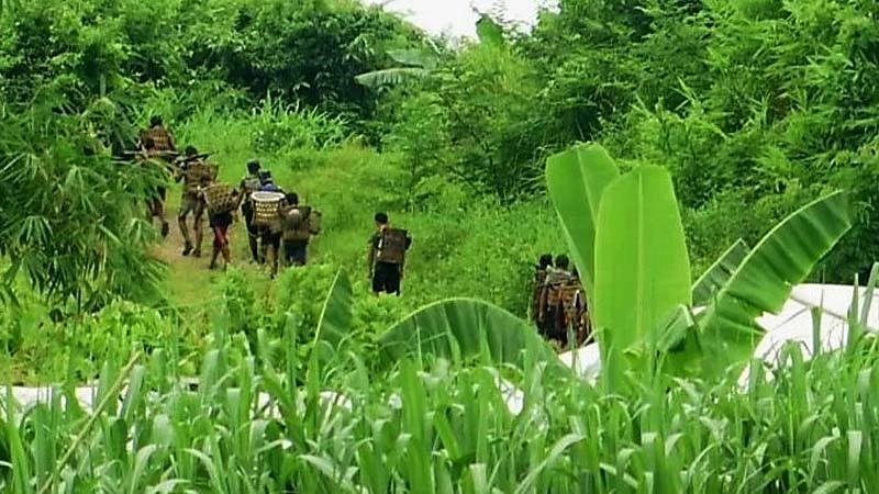 বান্দরবান সীমান্তে ব্যাপক গুলি ও বোমা বর্ষণ
