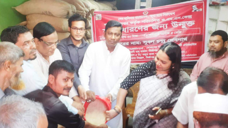 মির্জাগঞ্জে ওএমএসের চাল বিক্রি কার্যক্রমের উদ্বোধন