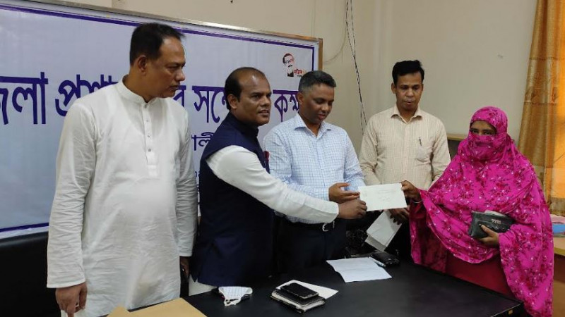 প্রধানমন্ত্রীর ত্রান তহবিল থেকে পটুয়াখালীতে অনুদানের চেক হস্তাস্তর