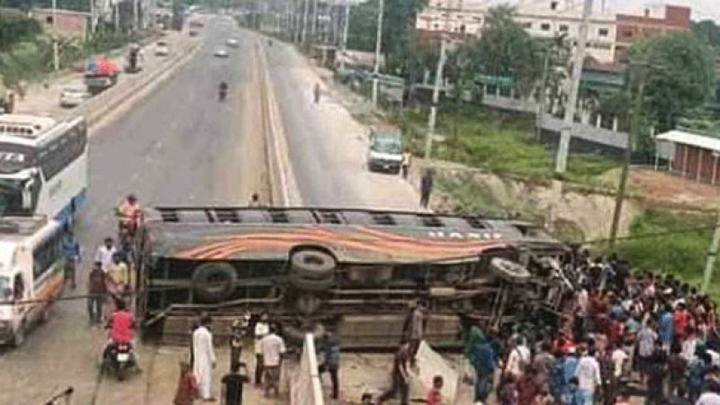 সড়কের গর্তে উল্টে গেল বাস, আহত ১৫