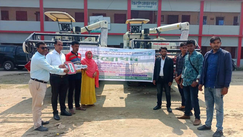 মোরেলগঞ্জে কৃষকদের মাঝে আধুনিক মেশিন বিতরণ