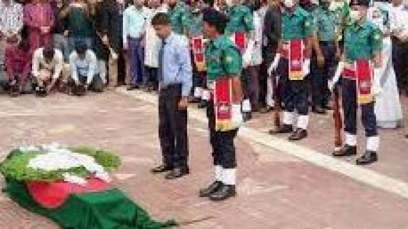 শহীদ মিনারে ফুলেল শ্রদ্ধায় সিক্ত গাফফার চৌধুরী