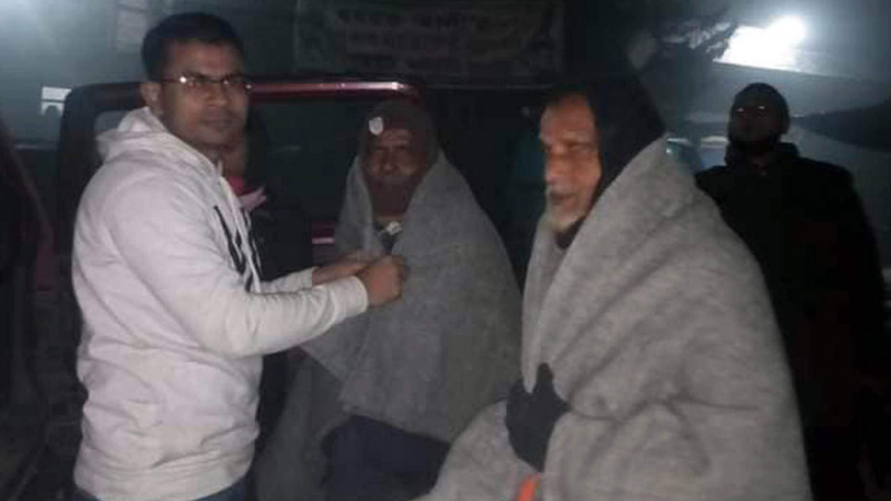 নওগাঁয় রাতে ঘুরে ঘুরে শীর্তাতদের মাঝে শীত বস্ত্র দিলেন ইউএনও শাহাদাত